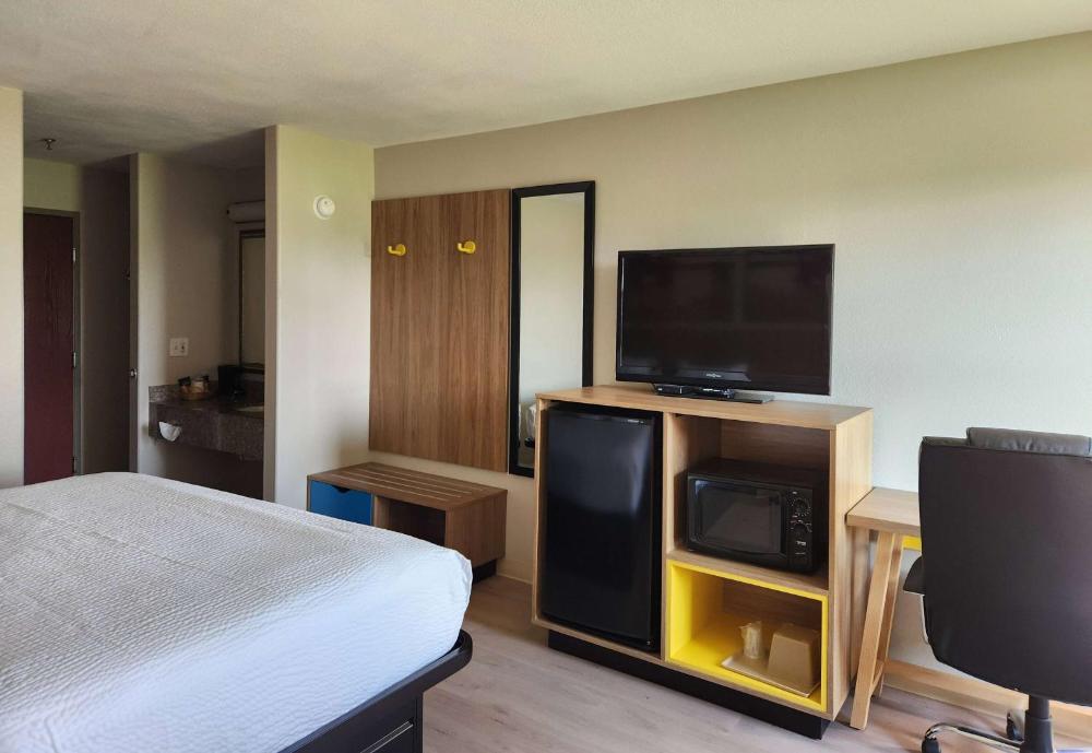 King Room with Mobility Access and Bathtub with Grab Bars, Non-Smoking interior
